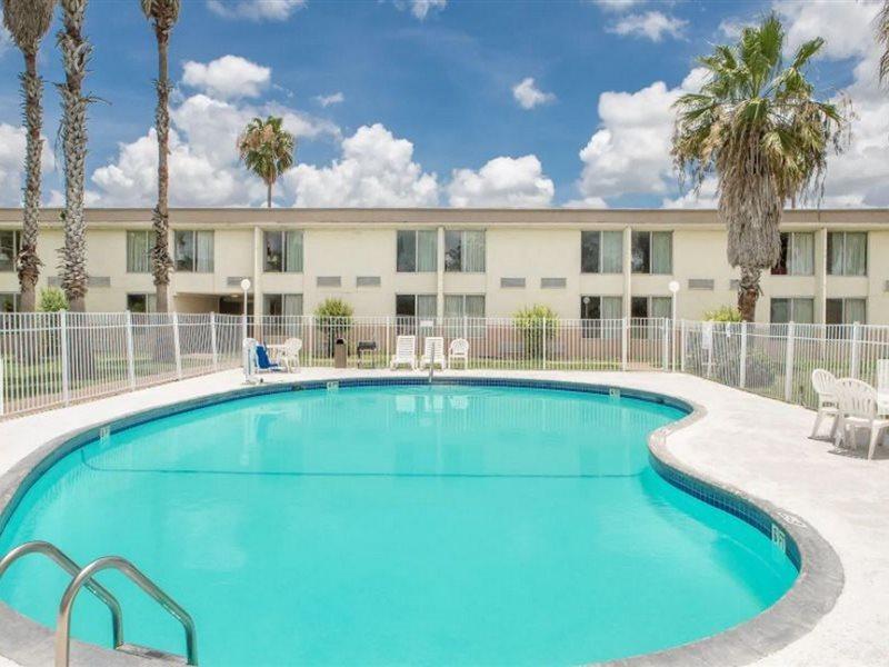 Days Inn By Wyndham Alice Exterior photo